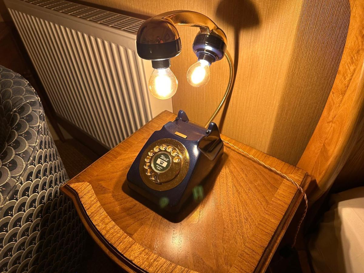 Chester House Guest House Luaran gambar A telephone lamp