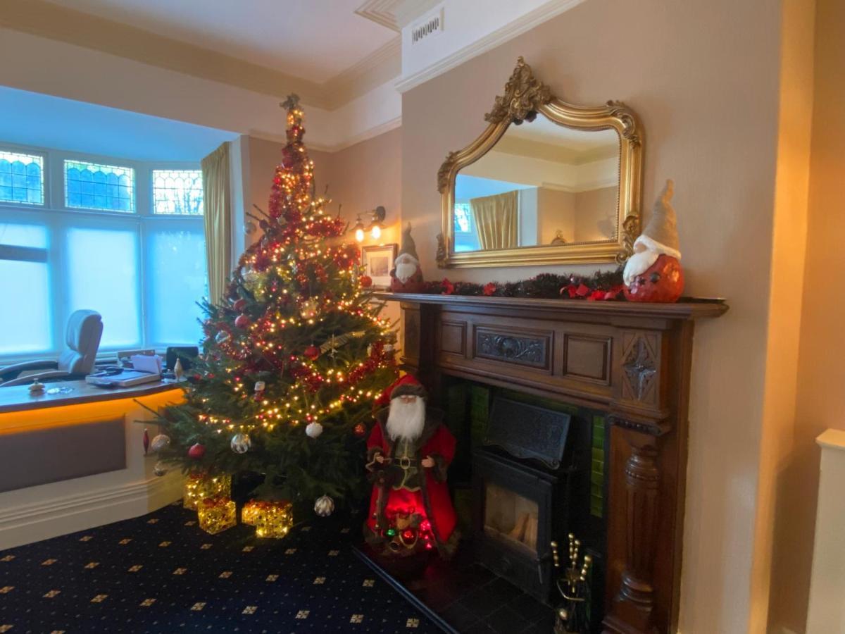 Chester House Guest House Luaran gambar The Christmas tree at the station