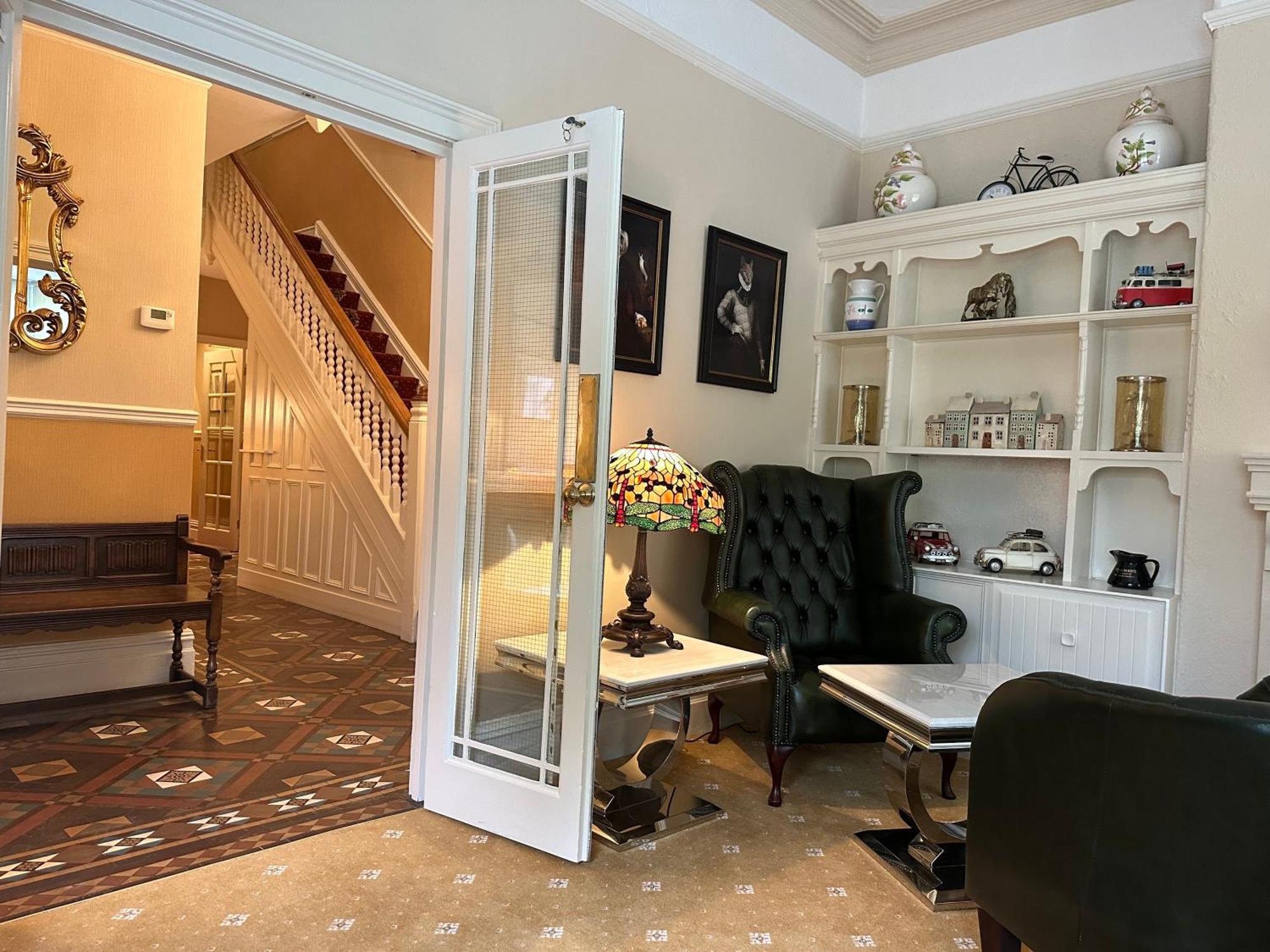 Chester House Guest House Luaran gambar A French door