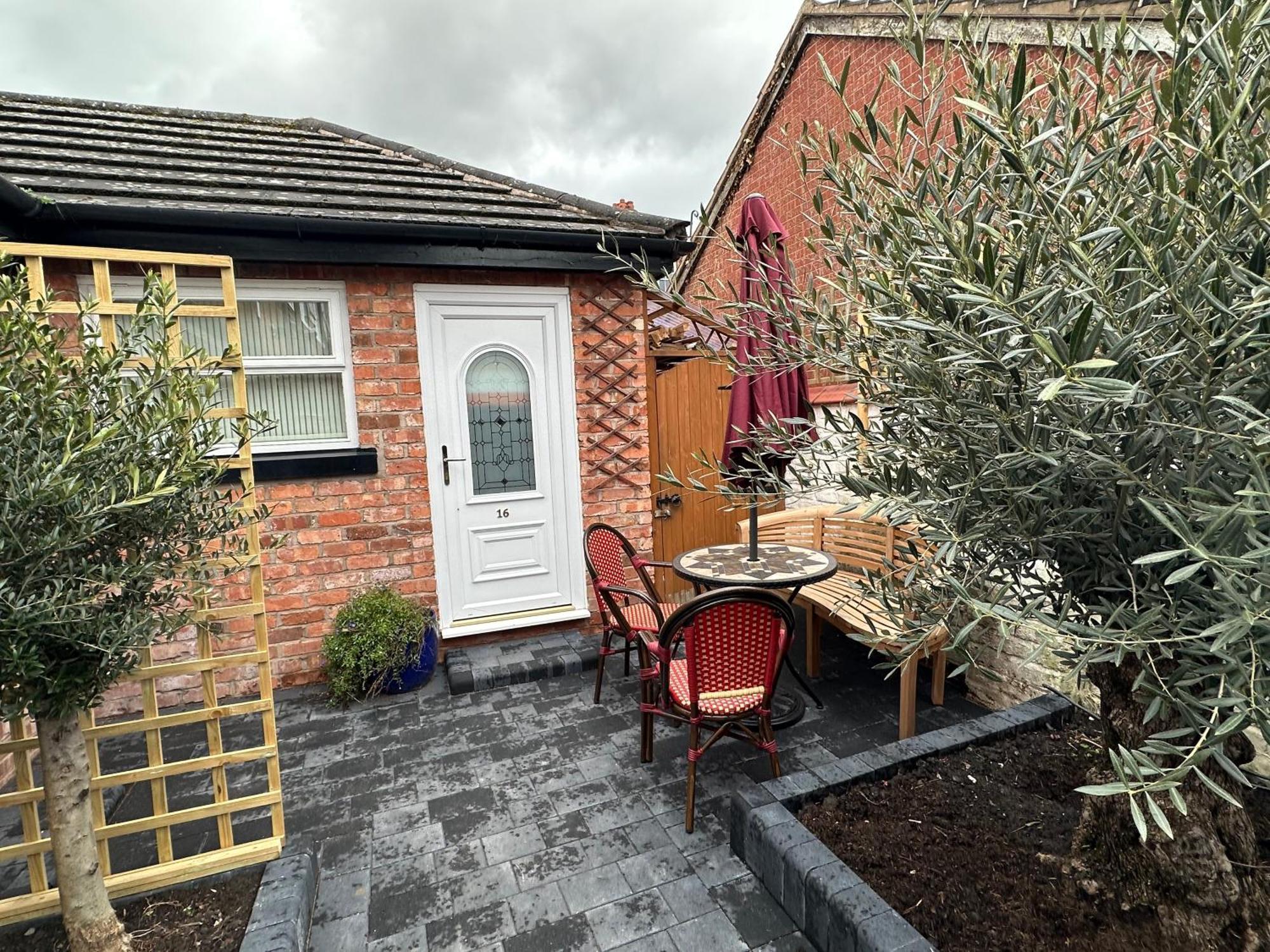 Chester House Guest House Luaran gambar Olive trees in the UK