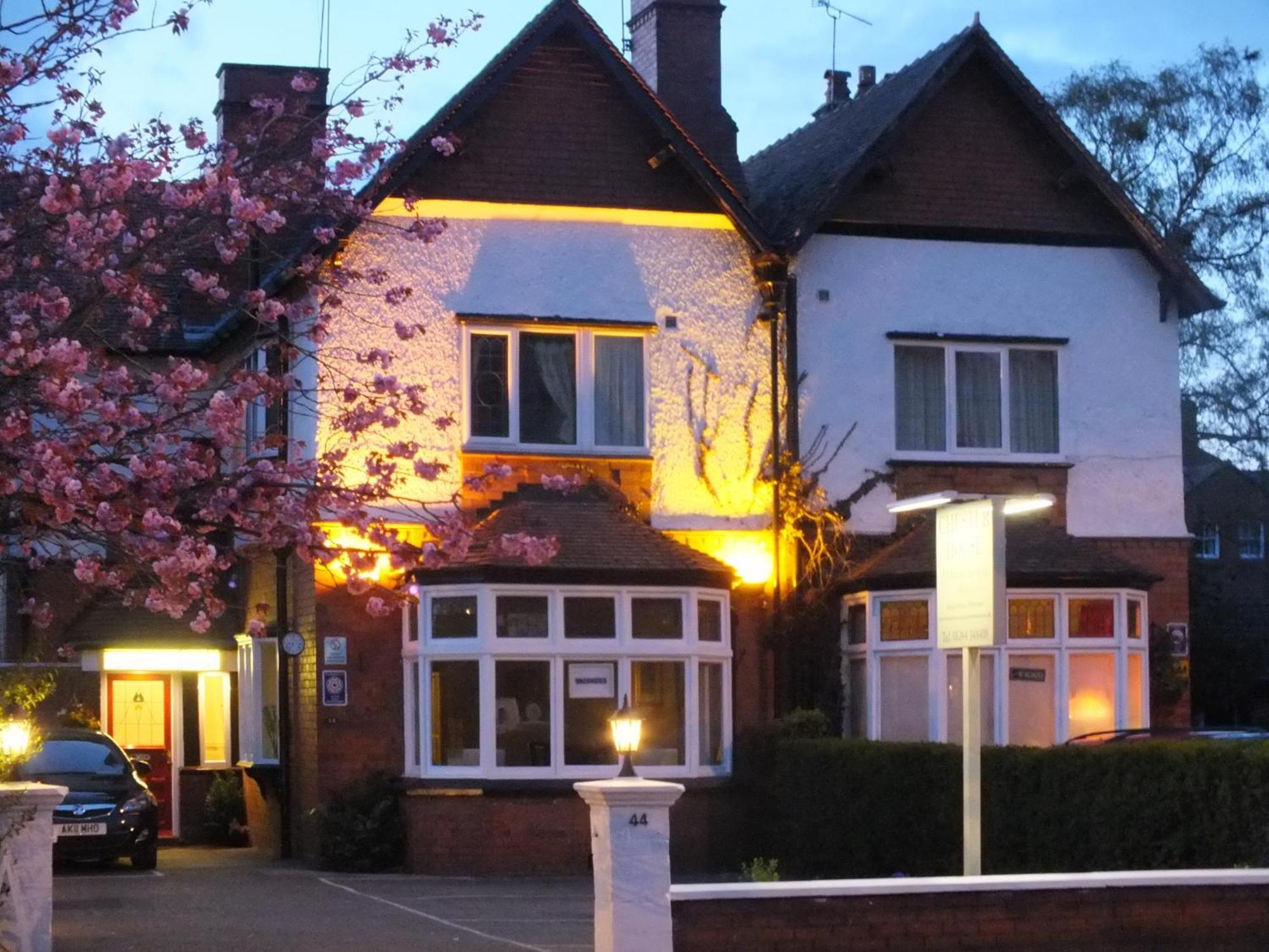 Chester House Guest House Luaran gambar The former station building, now a private house