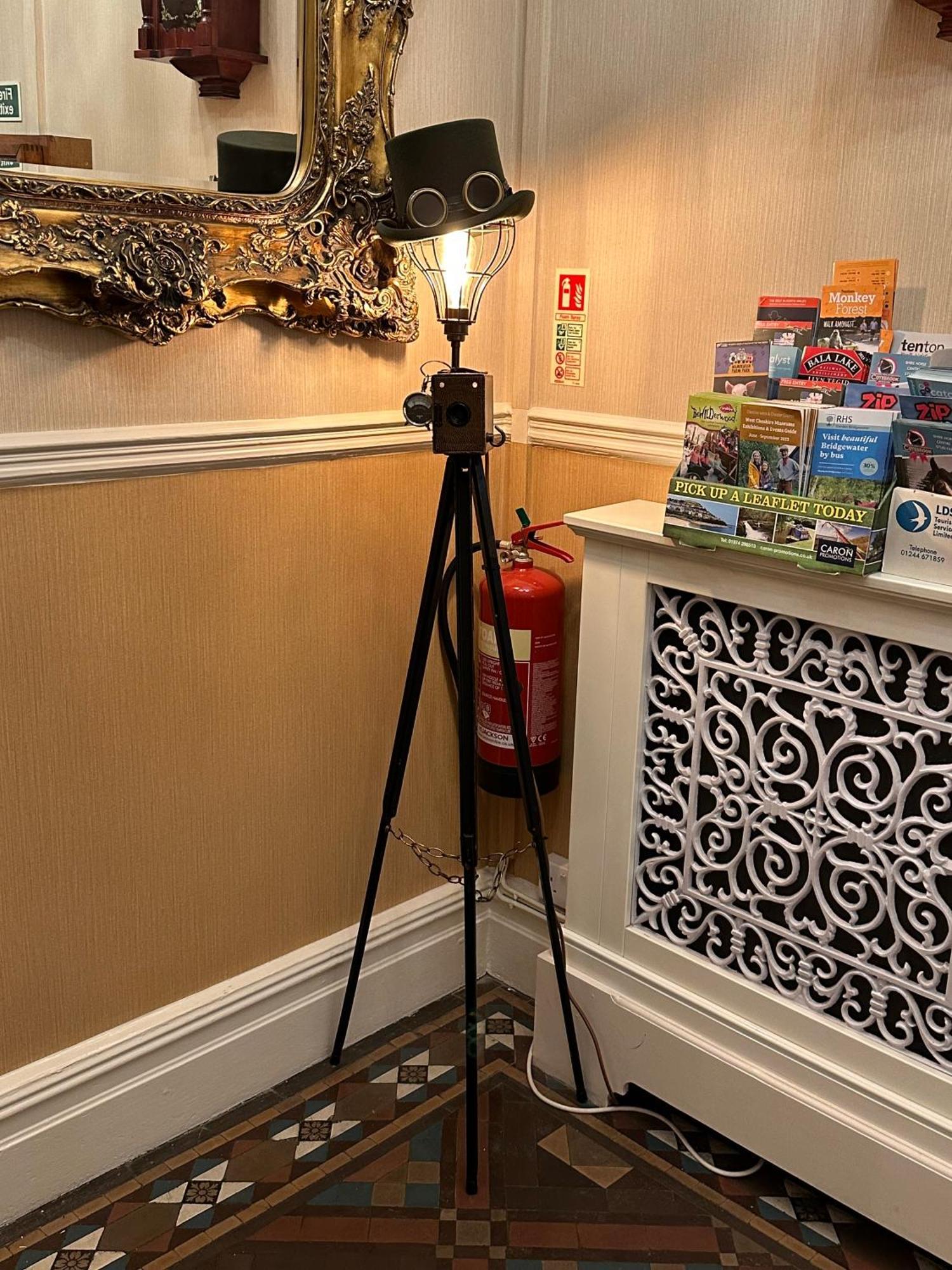 Chester House Guest House Luaran gambar A tripod with a camera