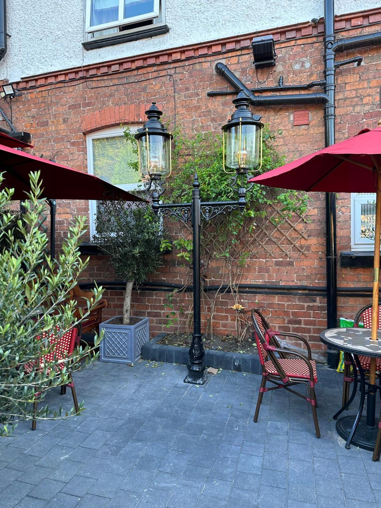 Chester House Guest House Luaran gambar The courtyard at the Old Dispensary