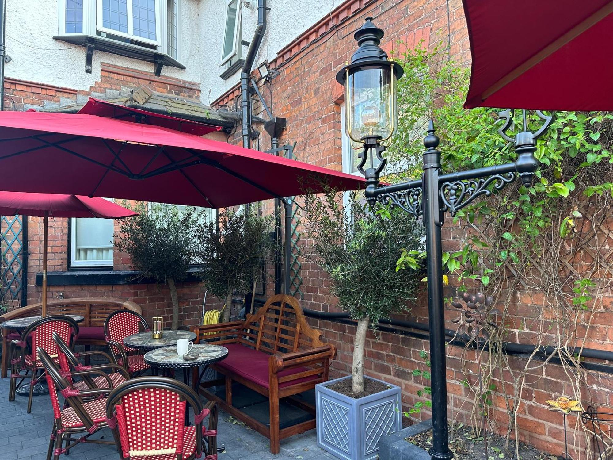 Chester House Guest House Luaran gambar The courtyard at the Old Bank Hotel