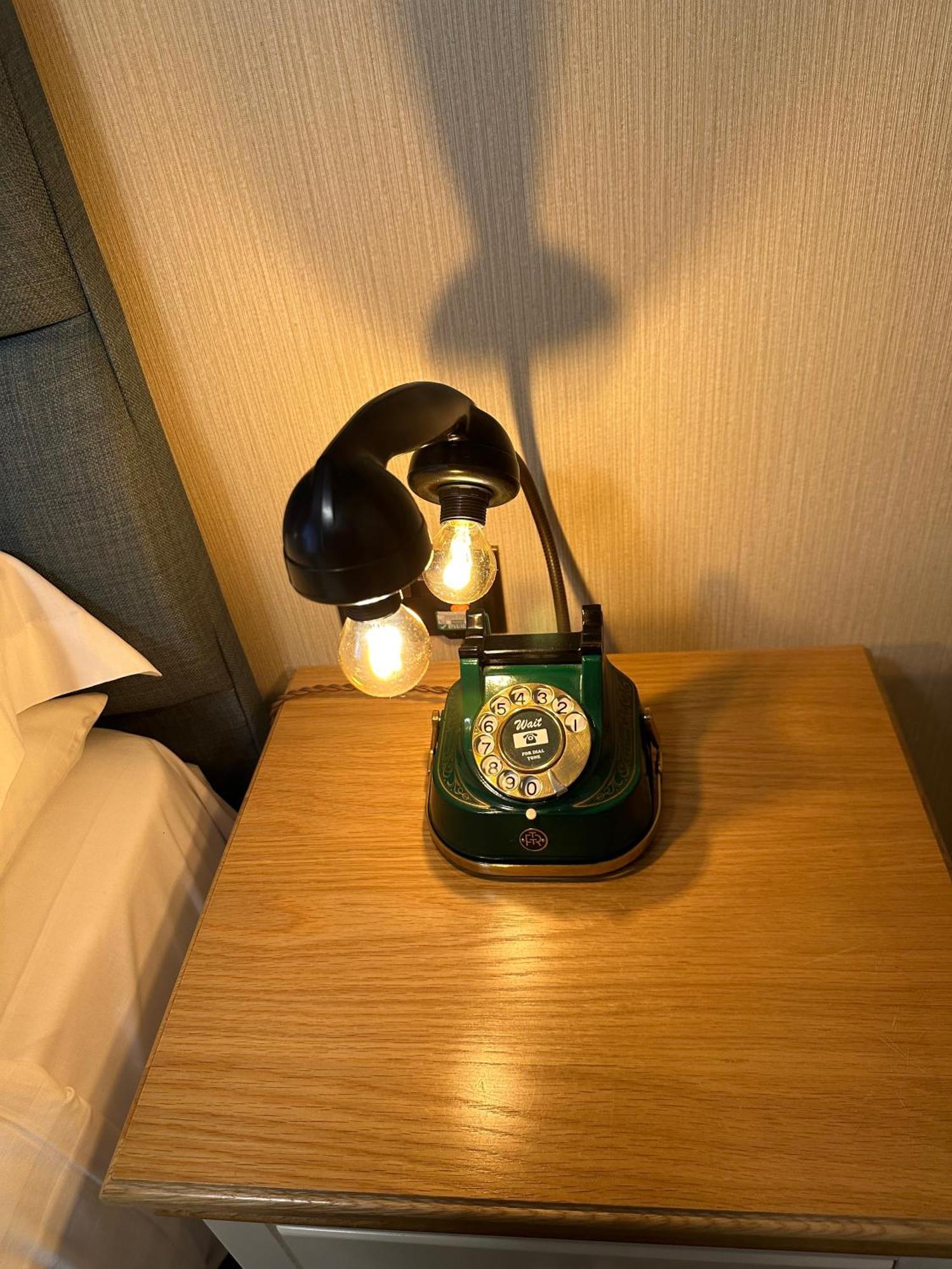 Chester House Guest House Luaran gambar A telephone lamp