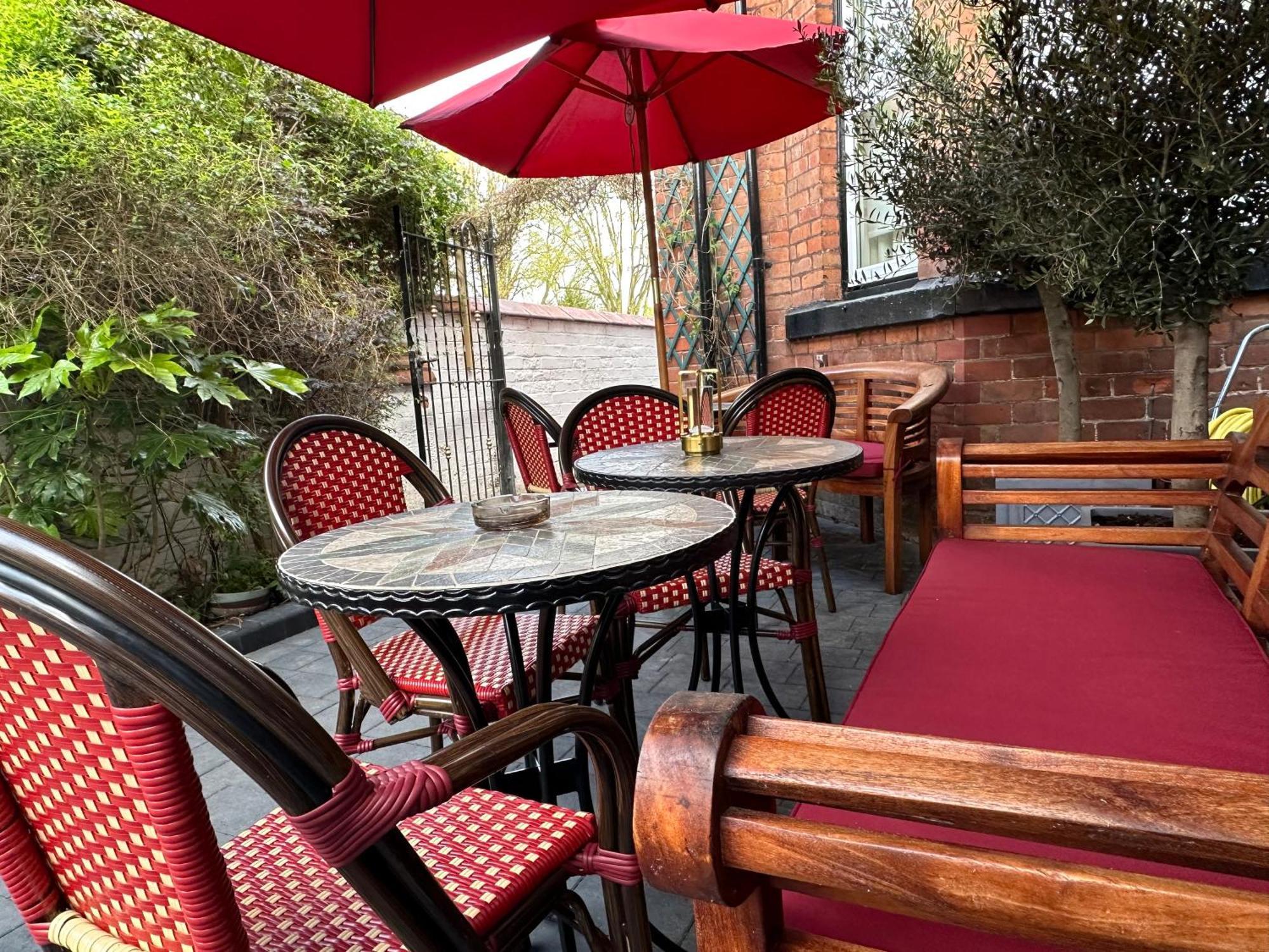Chester House Guest House Luaran gambar The outdoor seating area at the restaurant