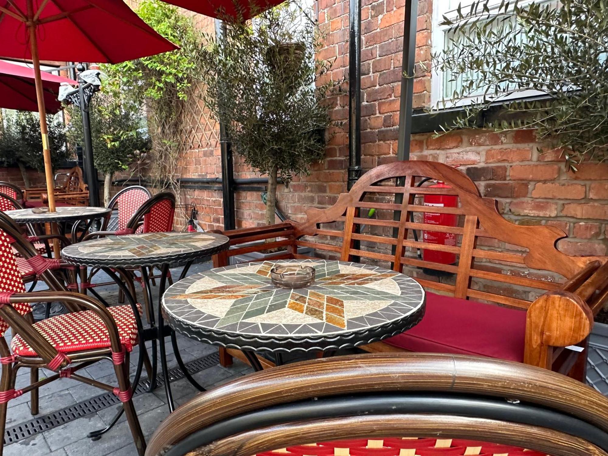 Chester House Guest House Luaran gambar The patio at the restaurant