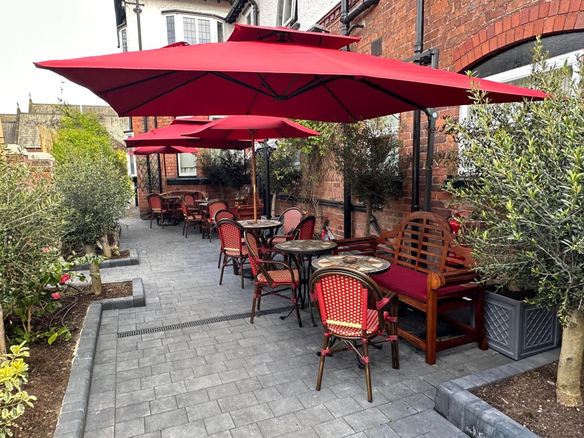 Chester House Guest House Luaran gambar The restaurant's outdoor seating area