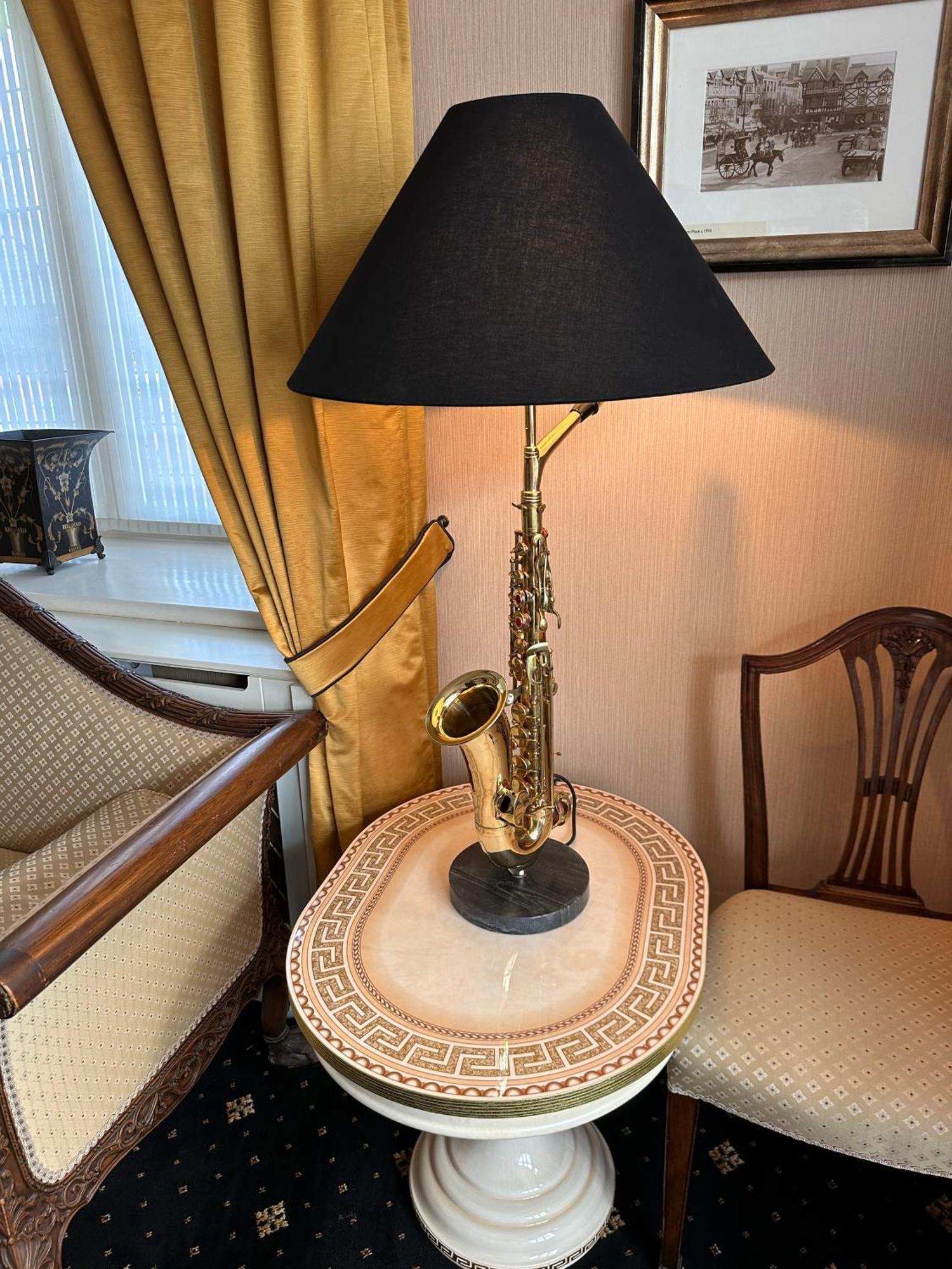 Chester House Guest House Luaran gambar A saxophone lamp